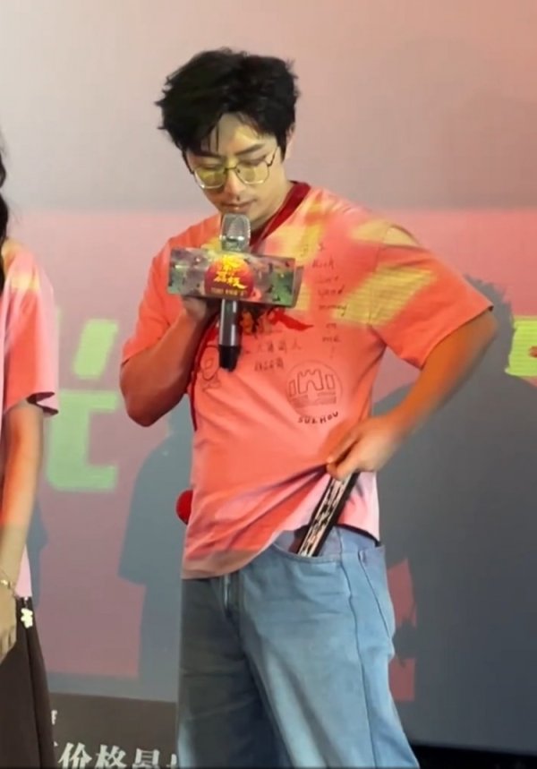 演员白客为苏超苏州队打call：我今天穿戴上印了苏州队的队标