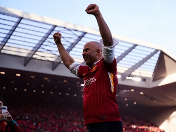 利物浦改换英超疆城, 由蓝转红, 恭候阿森纳曼联冲击冠军