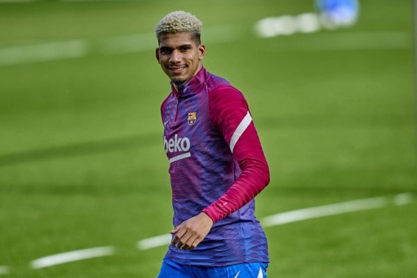 阿劳霍: 裁判没吹哨比赛就要链接 我当今嗅觉肉体很好&很有自信