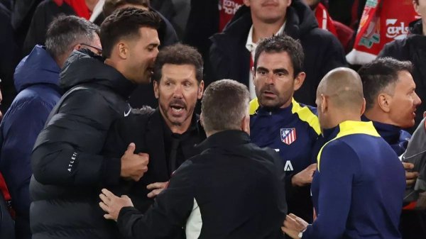 被红牌罚下! 55岁匪帅暴怒: 被利物浦球迷骂了90分钟 我亦然个东谈主