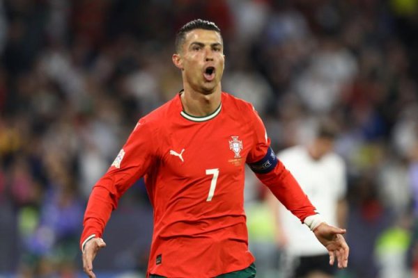 获葡超历史最好球员奖，C罗：至极自重，感谢统共队友和教诲