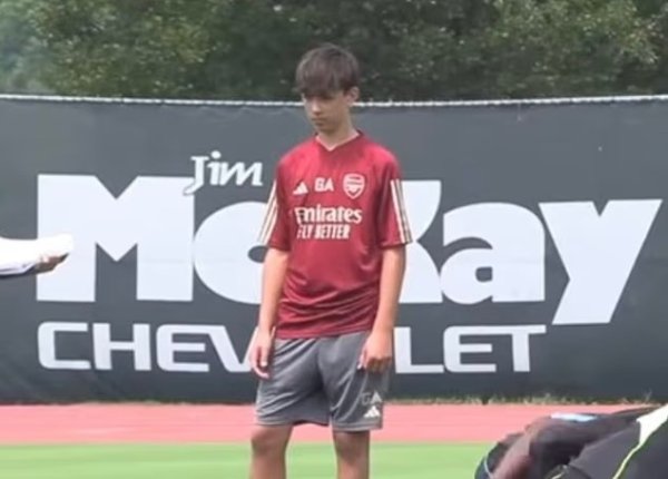 16岁踢右边锋，阿尔特塔宗子加布里埃尔-阿尔特塔为阿森纳U17出场