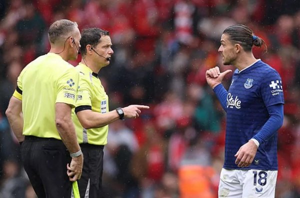 颇为不悦，格拉利什比赛适度后叱咤主裁判吃到一张黄牌
