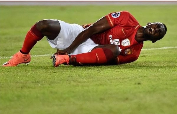 躺赚3亿 前葡超王牌琢磨复出 高薪死板坑惨恒大 中超史上最水外助