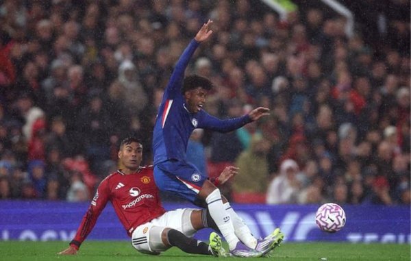 费迪南德：裁判将卡塞米罗罚下太严厉，曼联的传中策略很灵验