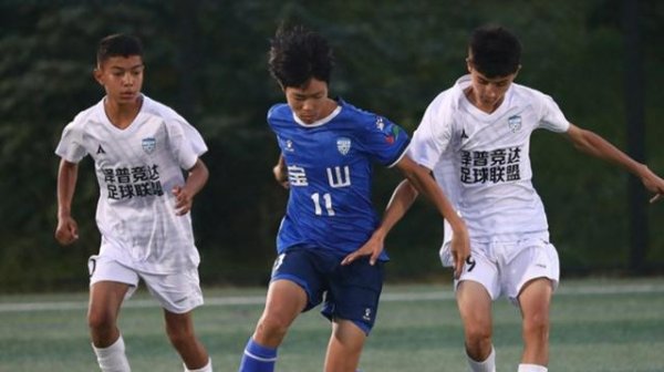 把科学踢球念念维从上海带回泽普，“文化润疆” 种子在绿茵场生根发芽