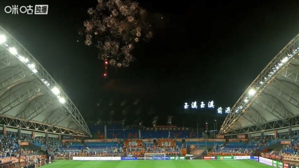 主场收官战！玉昆慑服西海岸后，球场上空放起烟花