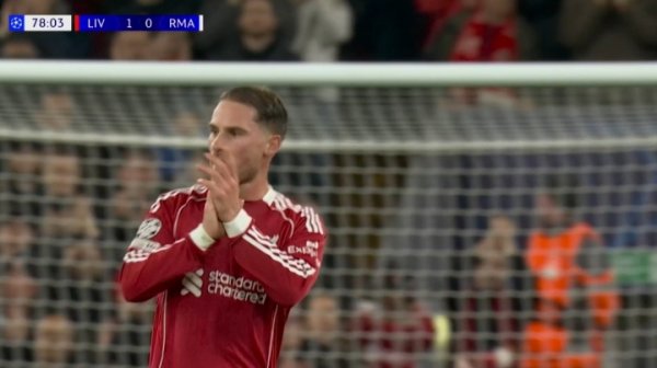 第79分钟麦卡被换下，收受安菲尔德全场掌声