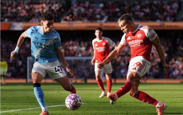 跟着阿森纳1-1绝平曼城，利物浦2-1，英超积分榜：前两名收支5分