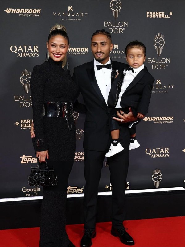 拉菲尼亚太太晒照：我耐久不会健忘这个赛季，你制造了61球