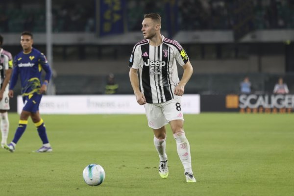 前教化：库普梅纳斯青训时就踢过中后卫，他也能在尤文稳当三后卫