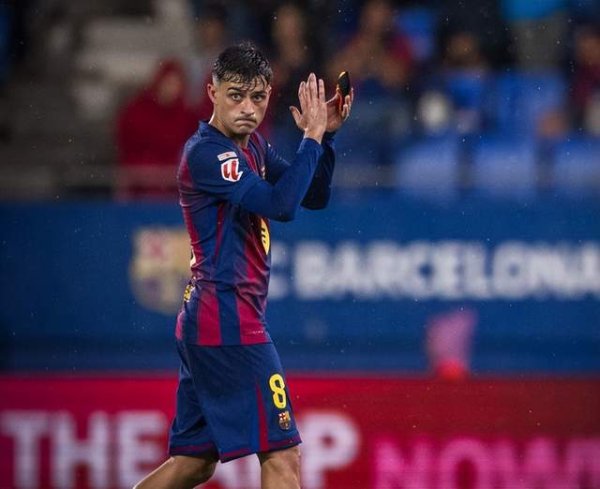 金球奖争议！巴萨3冠王中枢无缘前10 球迷炸锅：险些见笑