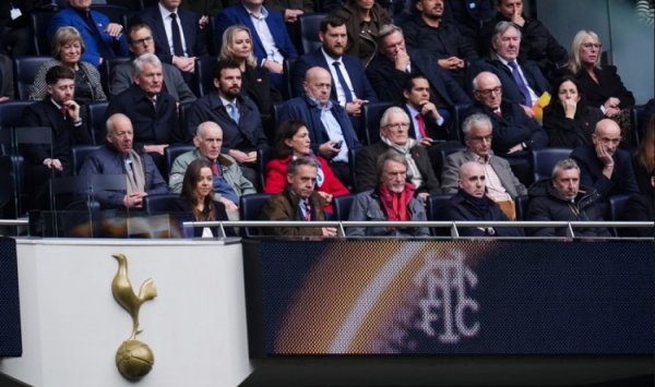 切身督战！拉特克利夫现场不雅看曼联vs热刺，贝拉达威尔科克斯作陪