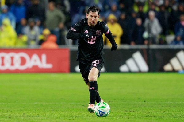 TA：拉波尔塔思在诺坎普外为梅西立雕像 巴萨主席竞选影响签凯恩