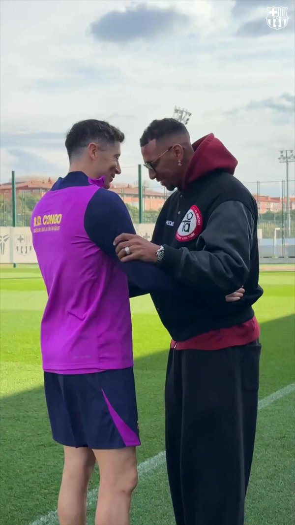 巴萨社媒晒博阿滕访问考研基地视频，与老队友莱万拥抱