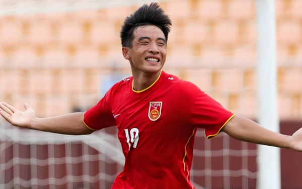 出路光明！中国男足17岁神童成名，日本媒体盛赞：他将会高出武磊