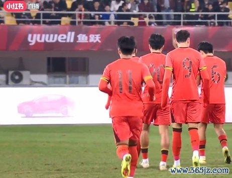 下半场刚运转就换东谈主！蒯纪闻换下王博豪，王博豪有一张黄牌在身