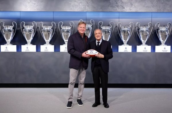 皇马主席弗洛伦蒂诺会见NFL总裁，两边互赠礼物