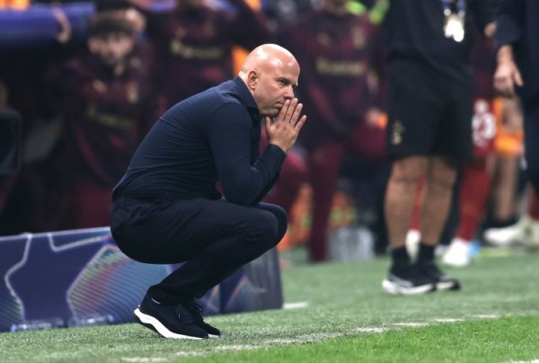 内维尔：斯洛特是又名出色的主帅，他绝弗成能濒临下课危机