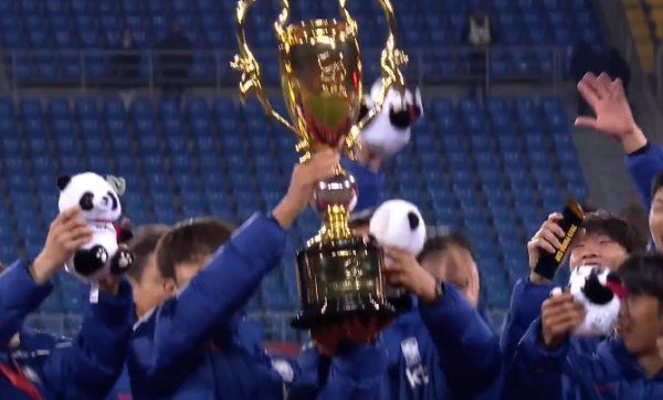 受奖典礼：韩国队举起本届熊猫杯奖杯 中国队收货亚军银盘