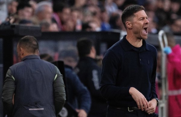 DAZN分析师：阿隆索在勒沃库森有两个确实的边后卫，但在皇马莫得